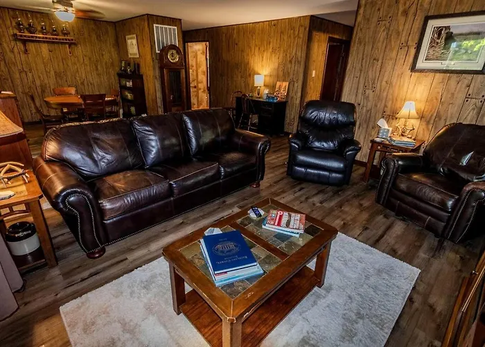 Rustic, Pet Friendly Near East Fork Lake, Olney, Illinois Olney