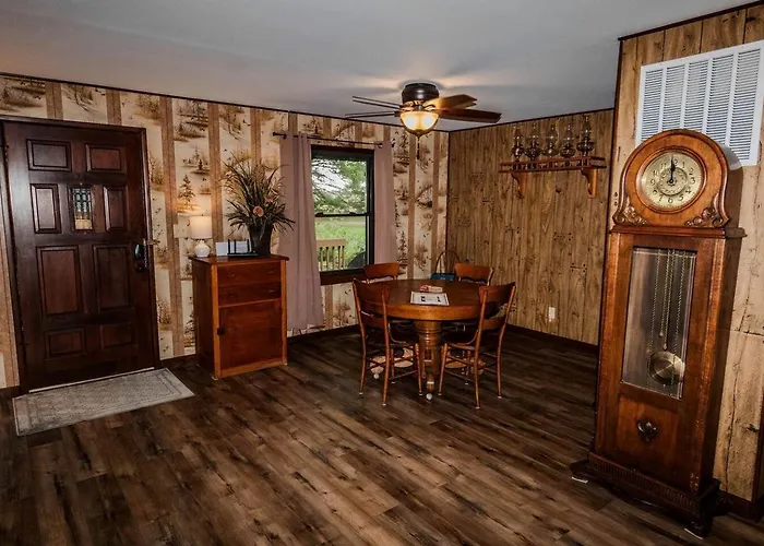 Rustic, Pet Friendly Near East Fork Lake, Olney, Illinois *