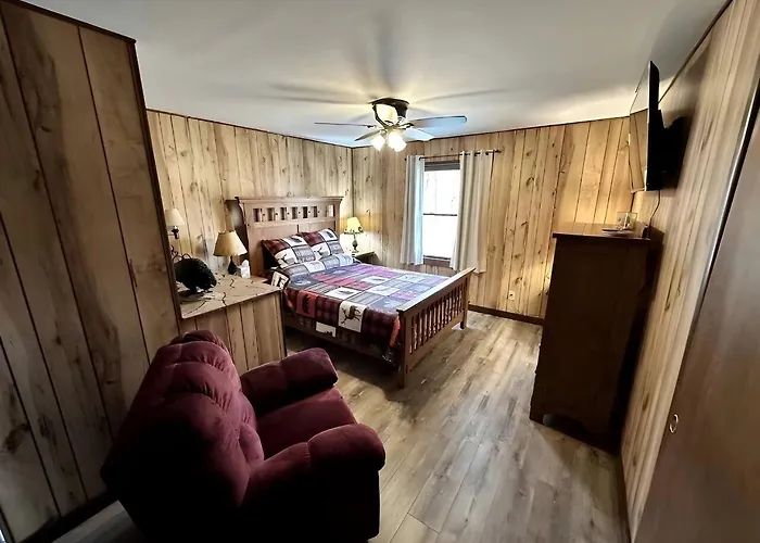 Rustic, Pet Friendly Near East Fork Lake, Olney, Illinois Olney
