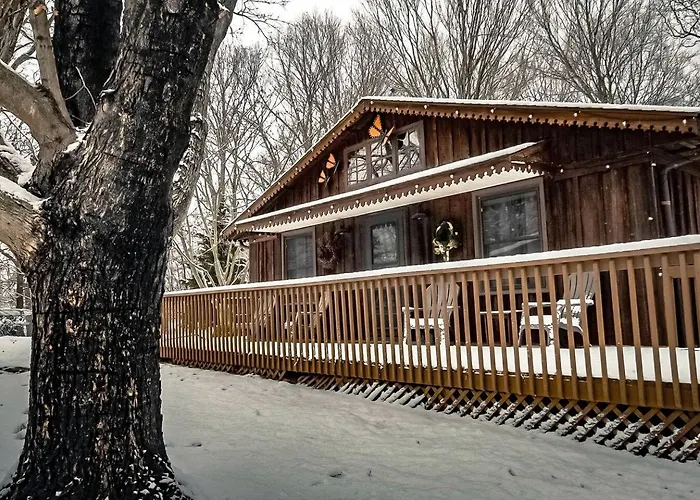 Rustic, Pet Friendly Near East Fork Lake, Olney, Illinois *